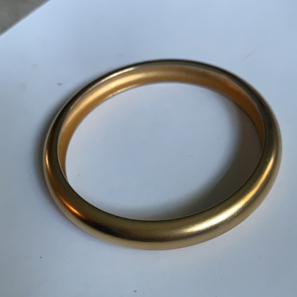 Beautiful bangle in gold tone